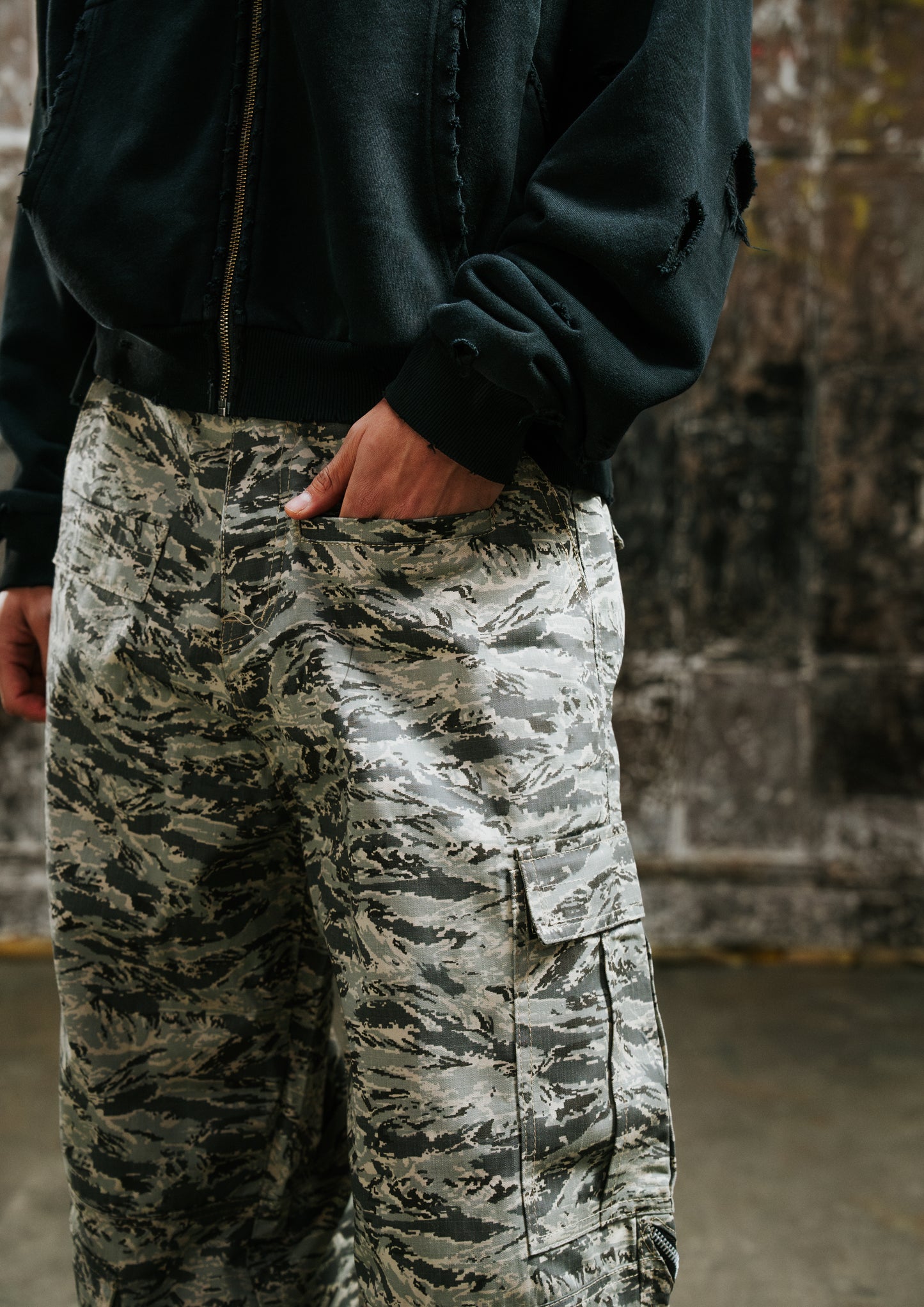 CURVED BACKZIP CARGOS V2 (DIGI CAMO)