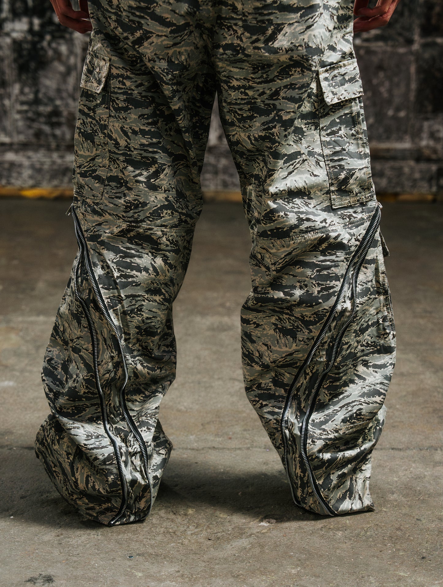 CURVED BACKZIP CARGOS V2 (DIGI CAMO)
